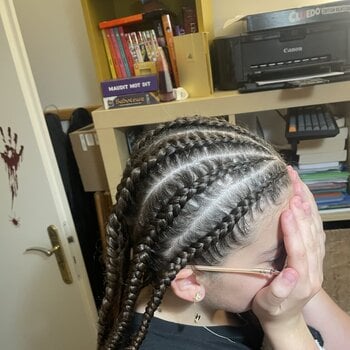 Nattes collées sur fille cheveux bouclés lisses