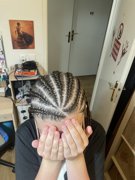 Nattes collées sur fille cheveux bouclés lisses