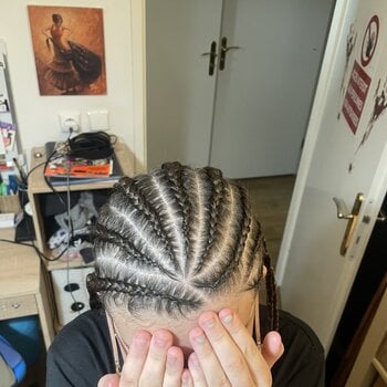 Nattes collées sur fille cheveux bouclés lisses