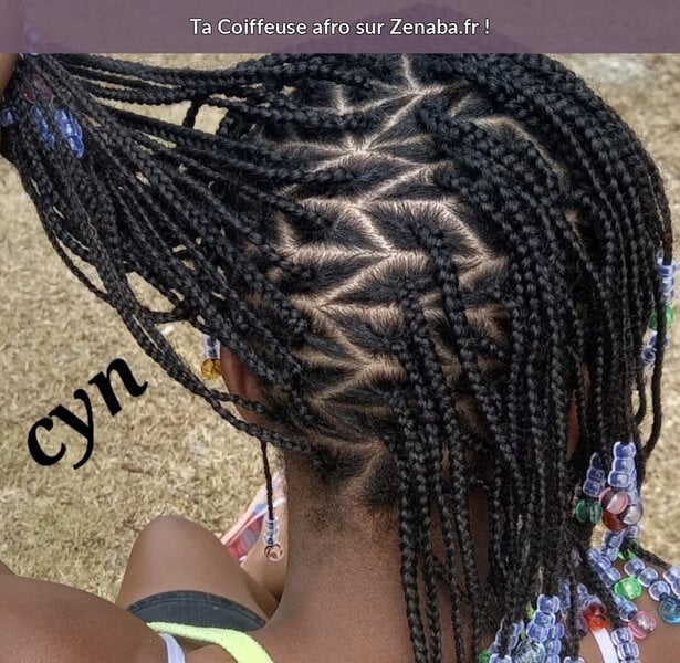Nattes sur cheveux naturels avec perles