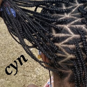Nattes sur cheveux naturels avec perles