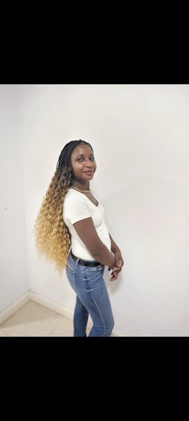 Rasta femme avec mèche bouclés sur tout type de cheveux 