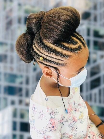Soin et coiffure sur cheveux afro, chignon de mariée, tresses 