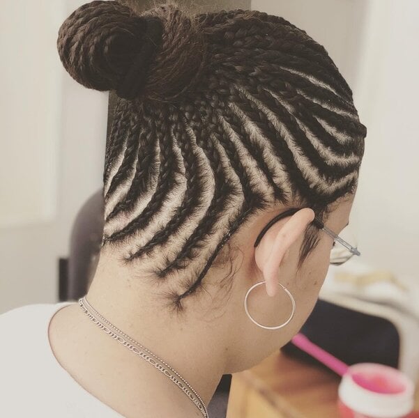 Soin et coiffure sur cheveux afro, chignon de mariée, tresses 