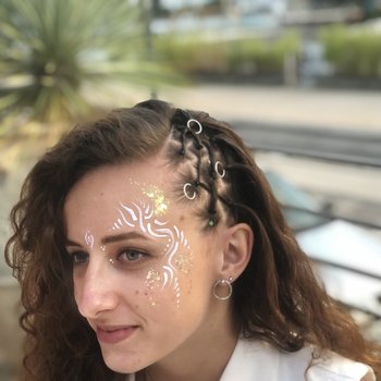 Soin et coiffure sur cheveux afro, chignon de mariée, tresses 