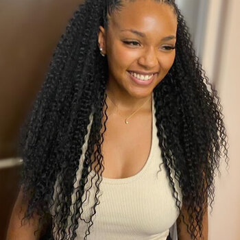 tresses collées à l’avant + longueurs bouclées à l’arrière