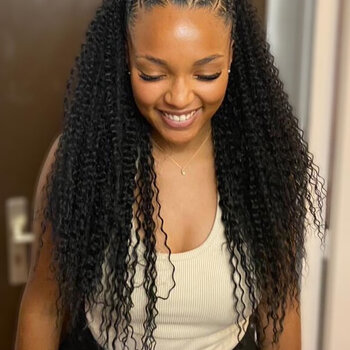 tresses collées à l’avant + longueurs bouclées à l’arrière