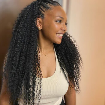 tresses collées à l’avant + longueurs bouclées à l’arrière