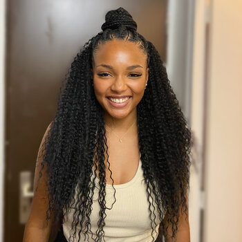 tresses collées à l’avant + longueurs bouclées à l’arrière