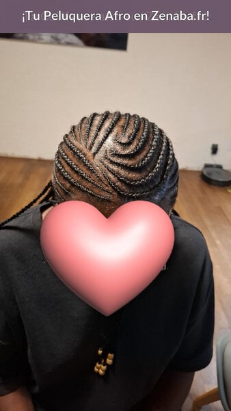 C’est une coiffure en tresses collées (cornrows)