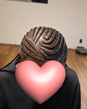 C’est une coiffure en tresses collées (cornrows)