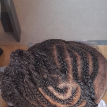 Tresses collées sur cheveux crépus