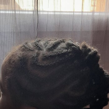 Tresses collées sur cheveux crépus