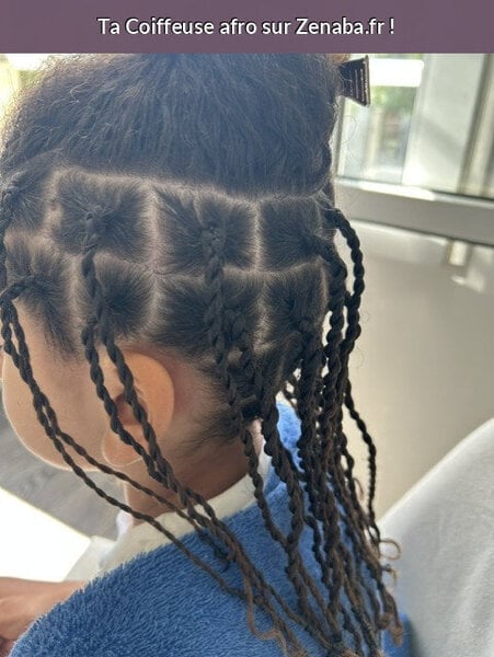 Vanilles sur tête d'enfant cheveux naturels lisses ondulés