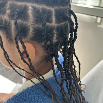 Vanilles sur tête d'enfant cheveux naturels lisses ondulés