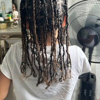 Vanilles sur tête d'enfant cheveux naturels lisses ondulés