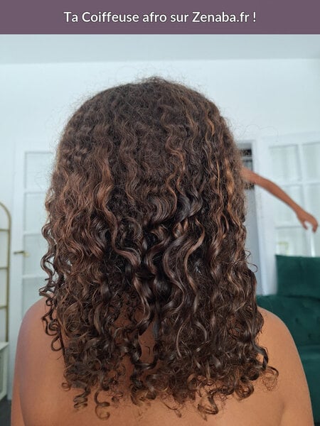 Vanilles sur tête d'enfant cheveux naturels lisses ondulés