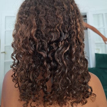Vanilles sur tête d'enfant cheveux naturels lisses ondulés