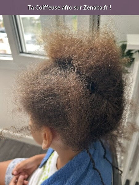 Vanilles sur tête d'enfant cheveux naturels lisses ondulés