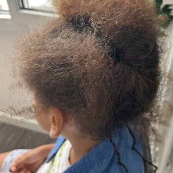 Vanilles sur tête d'enfant cheveux naturels lisses ondulés