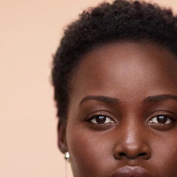 lupita nyongo coiffure afro cheveux crépu coupe courte taperd cut
