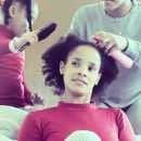 Guide simple pour démêler ses cheveux crépus et frisés
