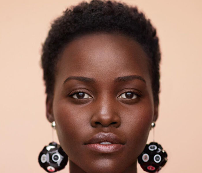 lupita nyongo coiffure afro cheveux crépu coupe courte taperd cut